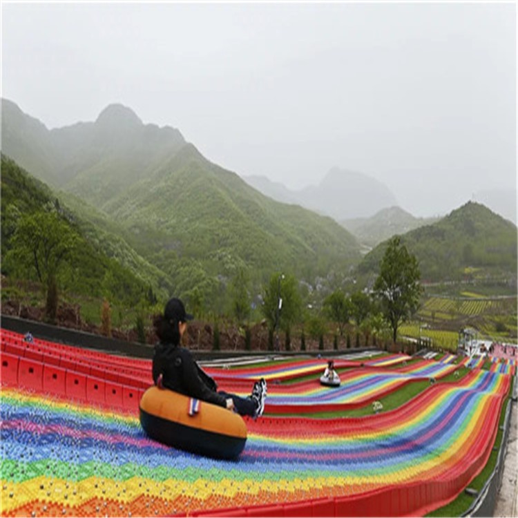嘉鱼彩色滑草大型无动力 减速板厂家批发户外景区旱道雪道网红七彩 彩虹滑道